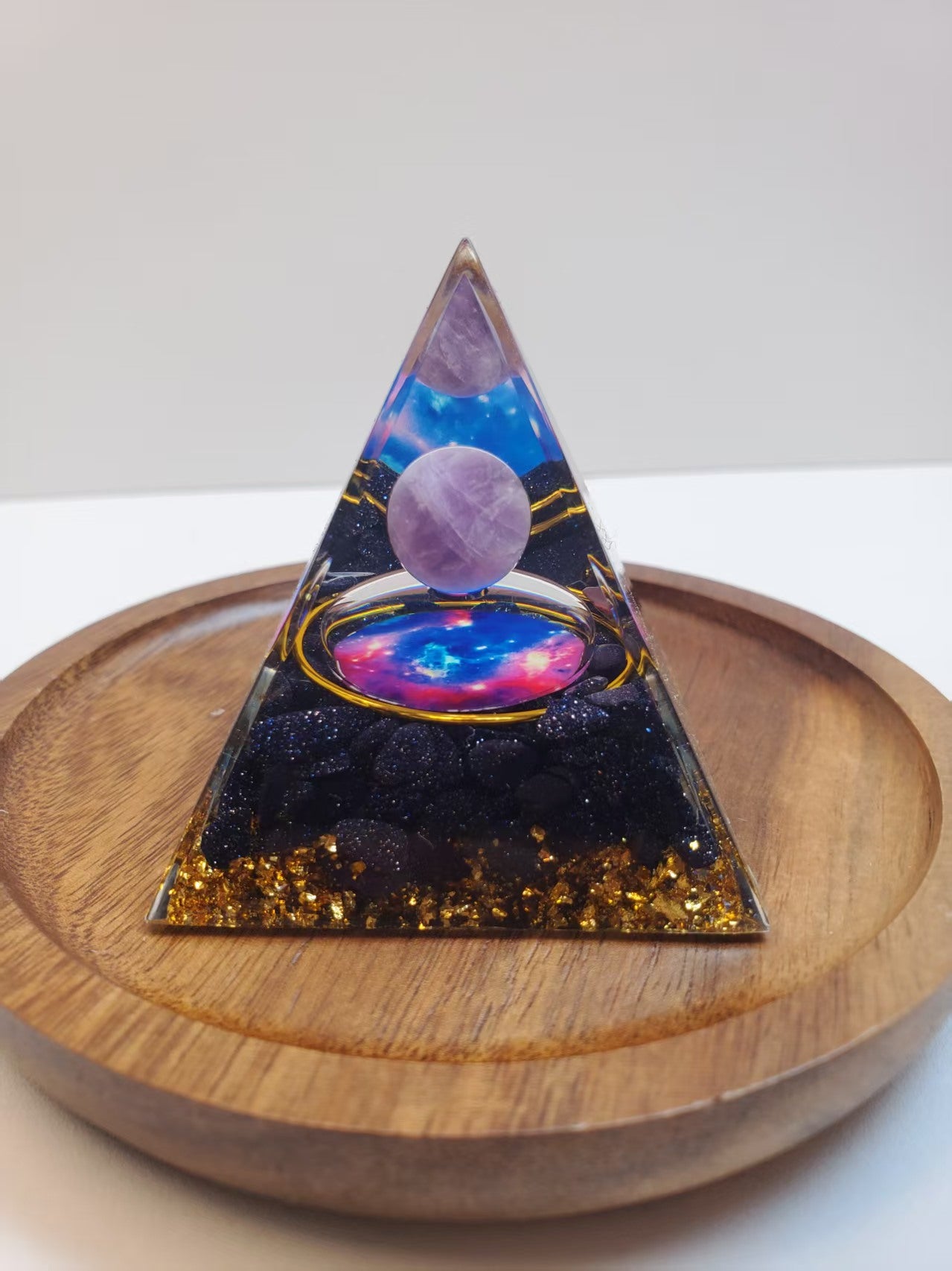 J952 能量金字塔紫宇宙智慧紫水晶球 Size 5cmX5cm