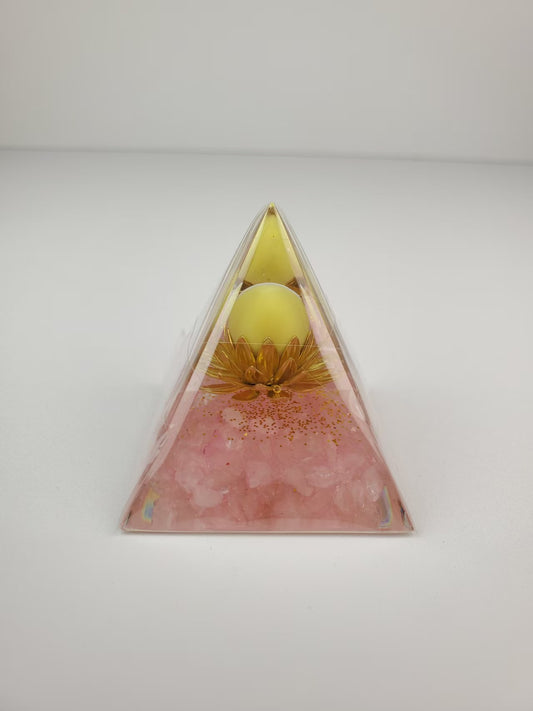 J956 能量金字塔招財觀音蓮花粉水晶 Size 5cmX5cm